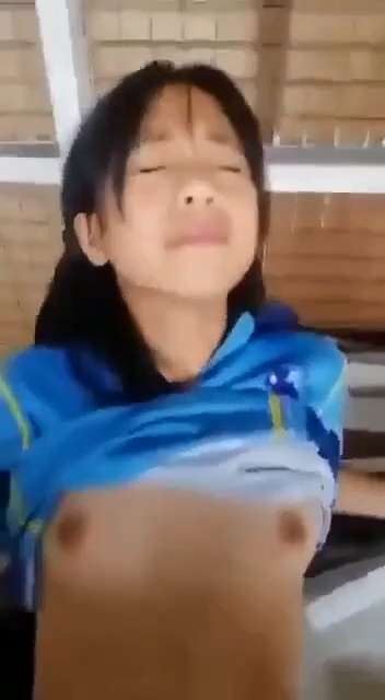 I fucked her until she was completely drained, then I fucked this young Thai girl with a condom, pounding her pussy hard for several rounds. Her pussy was still young, I teased her until it was dripping wet, then I fucked her doggy style until she came to the tenth round.